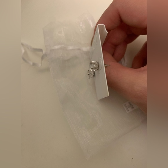 ⭐️*2/$10* ⭐️Round Cubic Zirconia CZ Silver Stud Earrings w/Claw Setting-NWT - Picture 4 of 5